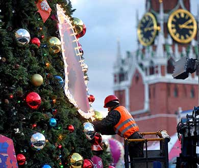 Монтаж больших ёлок в Набережных Челнах